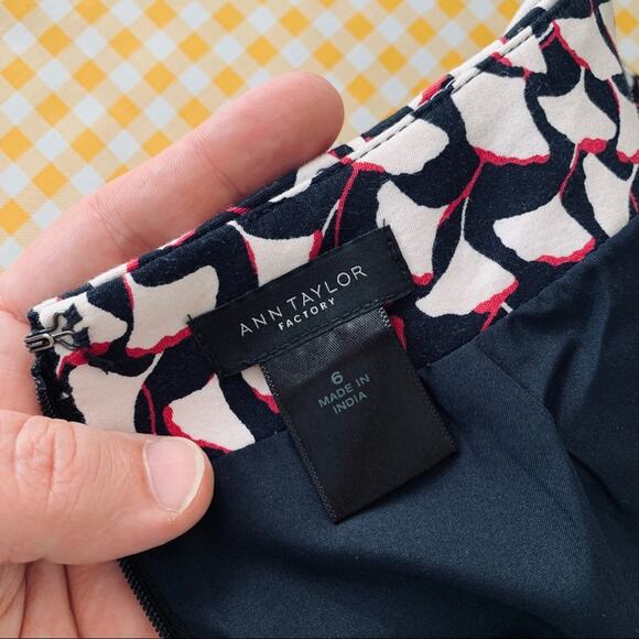 Ann Taylor Abstract Floral Print Pencil Skirt, 6 - Picture 3 of 4